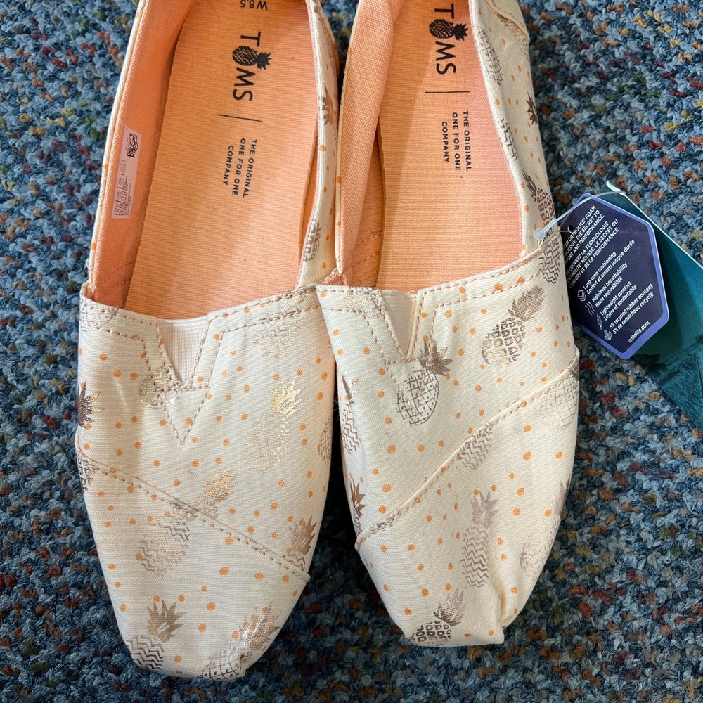 NWT size 8.5 Women’s Metallic Pineapple Slip-On